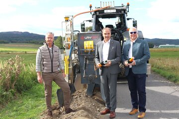 Wirtschaftslandesrat Leonhard Schneemann mit Breitbandkoordinator Georg Podebradsky (rechts i. B.) und LAYJET - Geschäftsführer Rainer Dunst (links i. B.) bei der Baustelle für den Glasfaserausbau im Abschnitt Kobersdorf-Weppersdorf.