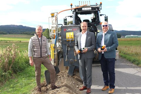 Wirtschaftslandesrat Leonhard Schneemann mit Breitbandkoordinator Georg Podebradsky (rechts i. B.) und LAYJET - Geschäftsführer Rainer Dunst (links i. B.) bei der Baustelle für den Glasfaserausbau im Abschnitt Kobersdorf-Weppersdorf.