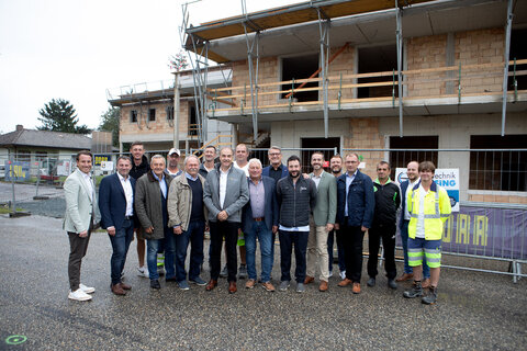 Landesrat Dr. Leonhard Schneemann (8.v.l.) mit allen Beteiligten Protagonisten sowie Bauarbeitern bei der Gleichenfeier des Pflegestützpunktes in Heiligenkreuz.
