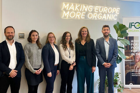 Landeshauptmann-Stellvertreterin Anja Haider-Wallner mit dem Team von Ifoam Organics Europe: Eric Gall, Hanna Winkler, Isabella Auberger, Laura Sauques, Landeshauptmann-Stellvertreterin Anja Haider-Wallner und Eduardo Cuoco (v.l.).