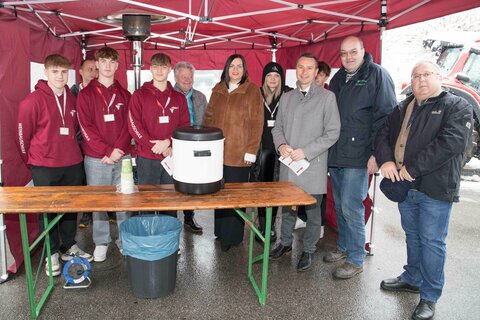 Besucher*innen beim Tag der offenen Tür in der LWFS wurden mit heißen Getränken empfangen. LH-Stellvertreterin Astrid Eisenkopf mit LT-Präsident Robert Hergovich (3.v.r.) und prov. Schulleiter Erich Unger (li. v. LH-Stv.in Eisenkopf) und Besuchern