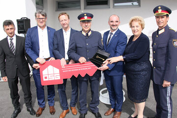 Bürgermeister Erich Sziderits, GF KommR Dir. Dr. Alfred Kollar, Obmann OSG, LH-Stellvertreter Johann Tschürtz, Kontrollinspektor Franz Walter, Sektionschef Mag. Karl Hutter, MBA, BMI, Landtagspräsidentin Verena Dunst und Landespolizeidirektor Mag. Martin Huber, an der Spitze zahlreicher Fest und Ehrengäste bei der Eröffnung der neuen Polizeiinspektion in der Marktgemeinde St. Michael im Burgenland