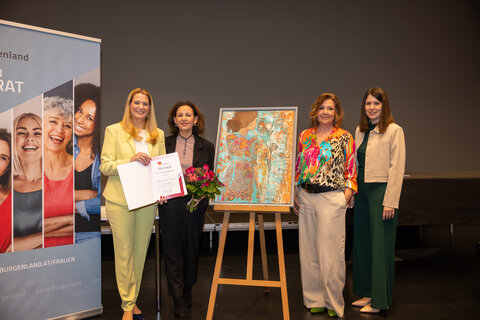 Frauen- und Bildungslandesrätin Mag.a (FH) Daniela Winkler mit Rosa-Jochmann-Preisträgerin Mag.a Claudia Kreiner-Ebinger, Künstlerin Petra Mörth, die das Preisbild für die Erstplatzierte gestaltete, und Martina Knartz, BSc MA, Leiterin des Referats Frauen, Antidiskriminierung und Gleichbehandlung.