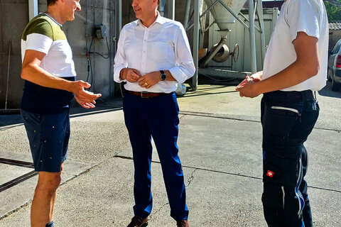 Wirtschaftslandesrat Leonhard Schneemann beim Besuch der Seewinkel-Mühle Passenbrunner in Andau mit Gerald und Christoph Passenbrunner