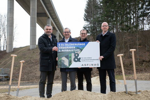 Straßenbaulandesrat Heinrich Dorner nahm mit den beiden Geschäftsführern der ASFINAG Bau Management GmbH Alexander Walcher (2. v. l.) und Andreas Fromm (rechts) sowie Sieggrabens Bürgermeister Andreas Gradwohl (2. v. r.) den Spatenstich vor