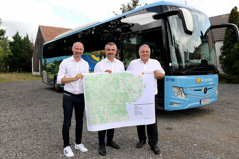 LR Heinrich Dorner mit Gesamtverkehrskoordinator Peter Zinggl und VBB-Geschäftsführer Wolfgang Werderits bei der Präsentation der neuen Buslinien im August 2022