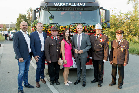 Landesrat Dr. Leonhard Schneemann (3.v.r.) mit Bürgermeister Joachim Raser, Nationalrat Mag. Christian Drobits, Feuerwehrkommandant HBI Herbert Binder, Mag.a Tina Valika (Bezirkshauptmannschaft Oberwart), Feuerwehrkommandant-Stellvertreter Oberbrandinspektor (OBI) Gerhard Brunner und Ehrenabschnittskommandant Robert Holl (v.l.).