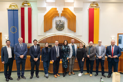 Landtagspräsidentin Astrid Eisenkopf (6.v.l.), WINE Intergroup-Präsident LAbg. Robert Hergovich (5.v.l.) und Mitglieder der WINE Intergroup im Sitzungssaal des Burgenländischen Landtages.