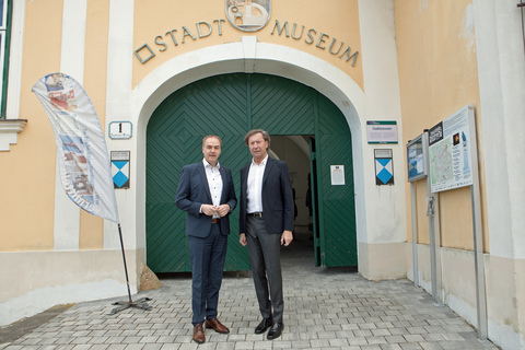 Landesrat Dr. Leonhard Schneemann mit Bürgermeister Mag. Kurt Maczek (v.l.) vor dem Stadtmuseum Pinkafeld.