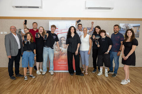 Dieter Horvath, Amtsleiter von Gols, Influencerin Malentschi, ihr Manager Fabian Chisté, Landesrätin Daniela Winkler, LAbg. Kilian Brandstätter, Bürgermeister von Gols, mit Teilnehmerinnen und Teilnehmern der „CreARTivity Week“.