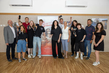 Dieter Horvath, Amtsleiter von Gols, Influencerin Malentschi, ihr Manager Fabian Chisté, Landesrätin Daniela Winkler, LAbg. Kilian Brandstätter, Bürgermeister von Gols, mit Teilnehmerinnen und Teilnehmern der „CreARTivity Week“.