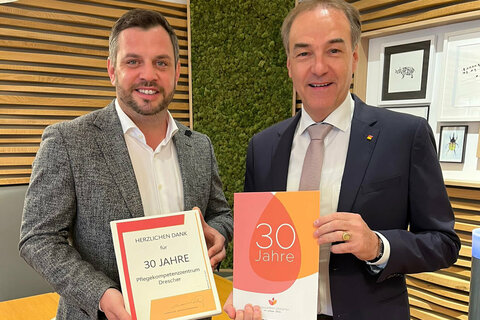 Soziallandesrat Dr. Leonhard Schneemann gratulierte Betreiber Franz Drescher mit einer von CERAMICO in Stoob handgefertigten Deko-Kachel im Haus in Raiding zum Jubiläum „30 Jahre Pflegezentren Drescher“.