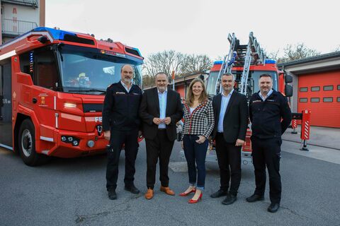 Landesfeuerwehrkommandant Franz Kropf mit Landeshauptmann Hans Peter Doskozil, Landeshauptmann-Stellvertreterin Anja Haider-Wallner, Feuerwehrreferent Landesrat Heinrich Dorner und Landesfeuerwehrdirektor Sven Karner bei der Präsentation der Einsatzfahrzeuge beim Burgenländischen Landesfeuerwehrverband in Eisenstadt.