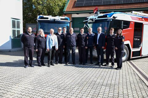 Die Freiwillige Feuerwehr der Stadt Neufeld an der Leitha stellte im Beisen von Feuerwehrreferent Landesrat Heinrich Dorner (3.v.r.) ihre neuen, vollelektrischen Löschfahrzeuge vor.