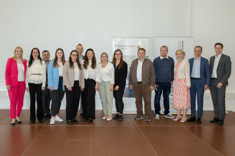 Landesrätin Mag.a (FH) Daniela Winkler, wHRin Mag.a Sandra Steiner, Stv. Bildungsdirektorin und Leiterin des Präsidialbereichs der Bildungsdirektion Burgenland, HR Mag. Jürgen Neuwirth, Leiter des Bereichs Pädagogischer Dienst der Bildungsdirektion Burgenland, mit den Pädagog*innen des Bezirks Oberwart, die ein Neuanstellungsdekret erhalten haben.