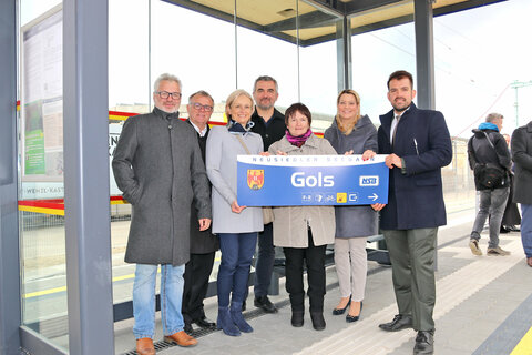 Stolz auf den neuen Bahnhof Gols: v.l. Gemeindevorstand Ing. Christian Temer, LH a.D. Hans Niessl, Dir.in Petra Beck, MS Gols, LR Mag. Heinrich Dorner, GRin Karin Stampfl, LRin Mag.a Daniela Winkler, Bgm. Kilian Brandstätter