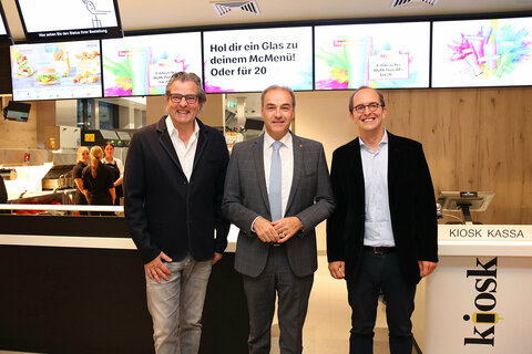 Freuen sich über das neueröffnete McDonald’s Flagship-Restaurant. V.l.: Franchisenehmer Andreas Schwerla, LR Dr. Leonhard Schneemann, McDonald‘s Österreich Managing Director Nikolaus Piza