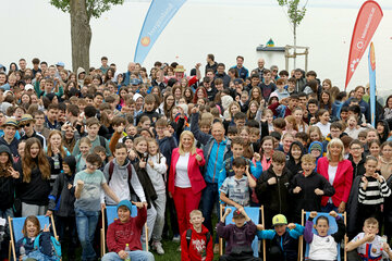 LRin Mag.a (FH) Daniela Winkler und Neusiedls Bürgermeisterin LAbg. Elisabeth Böhm mit den begeisterten Kindern beim Familienfest im Strandbad Neusiedl am See.
