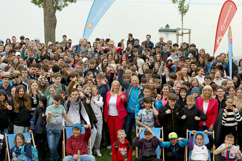 LRin Mag.a (FH) Daniela Winkler und Neusiedls Bürgermeisterin LAbg. Elisabeth Böhm mit den begeisterten Kindern beim Familienfest im Strandbad Neusiedl am See.