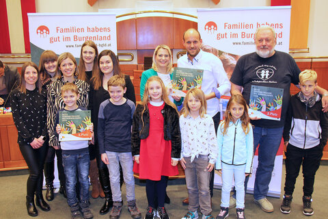 Familienlandesrätin Mag.a (FH) Daniela Winkler mit allen Preisträgern des Wettbewerbs "Burgenlands beste Ferienbetreuung 2019"