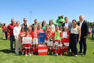 Alfred Kollar, Präsident des ASKÖ (3.v.r.), Heinrich Dorner, Sportlandesrat (1.v.r.), ASKÖ-LandesGF Andreas Ponic (1.v.l.), Mattersburg-Bgm.in LAbg. Claudia Schlager u. Trausdorf-Bgm. Andreas Rotpuller (4.v.l.) mit dem Siegerinnenteam der VS Trausdorf