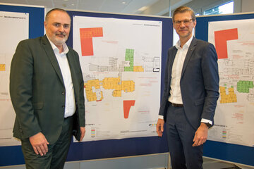 Landeshauptmann Hans Peter Doskozil und der Geschäftsführer des Krankenhauses der Barmherzigen Brüder Eisenstadt GmbH, Robert Maurer MSc, MBA, bei der Präsentation der Ausbaupläne des Krankenhauses der Barmherzigen Brüder Eisenstadt im Jänner 2024