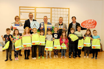 Christine Zopf-Renner (Leiterin der Mobilitätszentrale Burgenland), Verkehrslandesrat Heinrich Dorner, Bürgermeister Manfred Degendorfer (Weppersdorf), Gemeindevorstand Herbert Degendorfer (Weppersdorf) und Vizebürgermeister Marcel Geissler (Weppersdorf) mit Kindergartenkindern