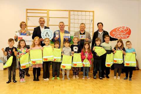 Christine Zopf-Renner (Leiterin der Mobilitätszentrale Burgenland), Verkehrslandesrat Heinrich Dorner, Bürgermeister Manfred Degendorfer (Weppersdorf), Gemeindevorstand Herbert Degendorfer (Weppersdorf) und Vizebürgermeister Marcel Geissler (Weppersdorf) mit Kindergartenkindern