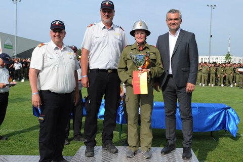 Landesfeuerwehrkommandant-Stellvertreter LBDS Martin Reidl, Landesfeuerwehrkommandant LBD Ing. Franz Kropf (v.l.) und Landesrat Heinrich Dorner (r.) überreichten die Pokale an die Freiwillige Feuerwehr Grafenschachen (Gold, 3.v.r.), Karl (Silber, 3.v.l.) und Klingenbach (Bronze, 2.v.r.).