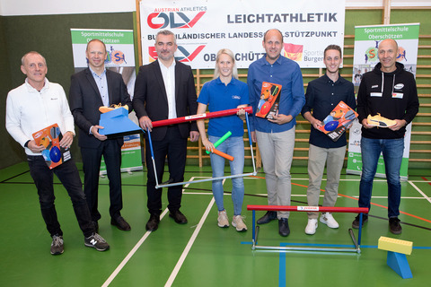 Sportlandesrat Mag. Heinrich Dorner (3.v.l.) präsentierte gemeinsam mit Burgenlands Leichtathletik-Präsident Rolf Meixner, Fachinspektor für Bewegung und Sport FI Mag. Harald Ziniel (Bildungsdirektion Burgenland), Sportkoordinatorin der Sportmittelschule Oberschützen Yvonne Weinhandl, BEd, Direktor Daniel Karacsonyi, BEd, MA, MEd, Direktor-Stellvertreter und Sportkoordinator Stefan Wessely, BEd und Sportwissenschafter, Staatlich geprüfter Diplomtrainer für Nachwuchssport und Elementare Bewegungserziehung sowie Basketball, Mag. Johann Szabo (bssm) (v.l.) bei der Präsentation in der Sportmittelschule Oberschützen.