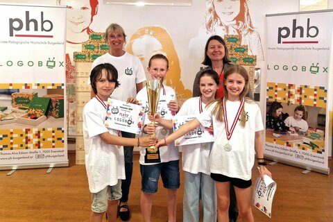Der erste Platz ging an das Team aus Mattersburg: Alexander Graf, Felix Winhofer-Stöckl, Flora Schaller und Lisa Reismüller mit Dr.in Marlene Ruiter-Gangol (PPH Burgenland) und Rektorin der PPH Burgenland Dr.in Sabine Weisz.