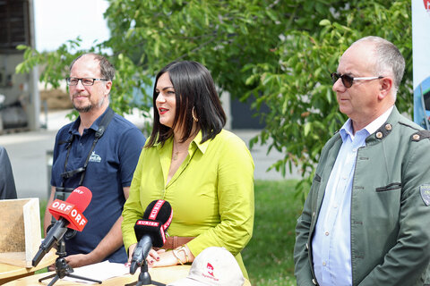 Landeshauptmann-Stellvertreterin Mag.a Astrid Eisenkopf gratulierte der Landwirtschaftlichen Fachschule Güssing zur Ernennung  "Österreichische Naturparkschule".