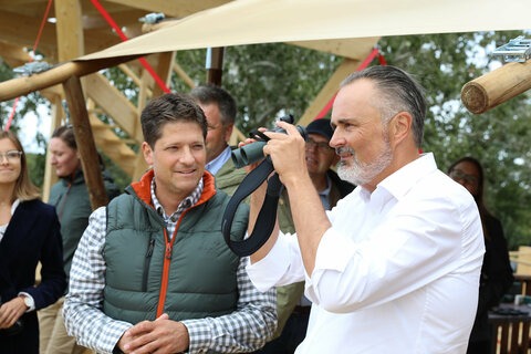 Landeshauptmann Hans Peter Doskozil mit Florian Kreissl, Vertriebsleiter SWAROVSKI OPTIK Österreich