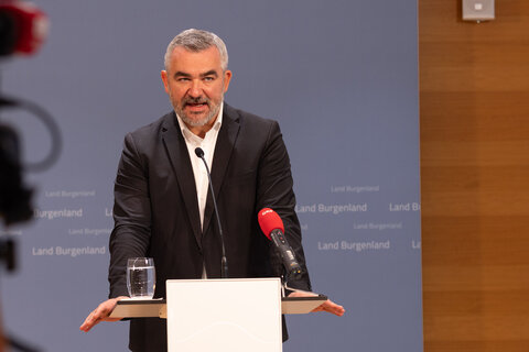 Landesrat Heinrich Dorner präsentiert bei der Pressekonferenz Details zur Initiative Sicherheitsmonat Oktober