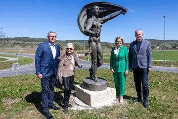 Feierliche Einweihung der Skulptur: Breitenbrunns Bürgermeister Helmut Hareter, Witwe Dr.in Waltraud Bertoni, Landesrätin Mag.a (FH) Daniela Winkler und Landtagsabgeordneter Bürgermeister von Winden Erwin Preiner (v.l.).