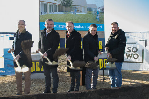 Deutsch Jahrndorfs Bürgermeister LAbg. Gerhard Bachmann, Landesrat Mag. Heinrich Dorner, Landesrat Dr. Leonhard Schneemann, Univ.Prof. Dipl.-Ing. Dr. Gerald Goger, Geschäftsführer der Landesimmobilien Burgenland GmbH, und LAbg. Kilian Brandstetter beim Spatenstich.