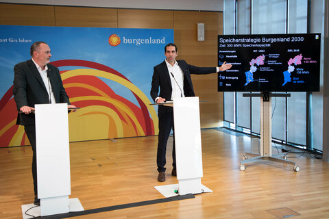 Landeshauptmann Hans Peter Doskozil und der Vorstandsvorsitzende der Burgenland Energie AG, Stephan Sharma, präsentieren die burgenländische „Speicherstrategie 2030“.