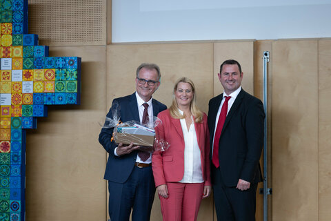 Feierten das Schuljubiläum: (vlnr.) Wolfgang Borbely (Direktor Mittelschule), Landesrätin Daniela Winkler, Sascha Baumgartner (Direktor Volksschule).