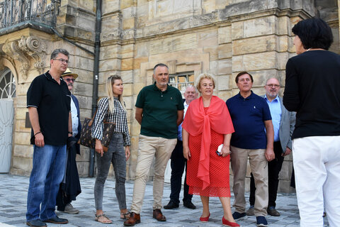Vor dem Markgräflichen Opernhaus der Stadt Bayreuth, das 2012 von der UNESCO zum Weltkulturerbe erhoben wurde.