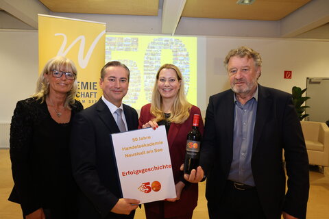 Bildungslandesrätin Mag.a (FH) Daniela Winkler (2.v.r.), Bildungsdirektor Alfred Lehner (r.) und Landtagsabgeordnete Bürgermeisterin Elisabeth Böhm (l.) gratulierten Direktor Hannes Nitschinger (2.v.l.) und seiner HAK Neusiedl zum 50-jährigen Jubiläum.