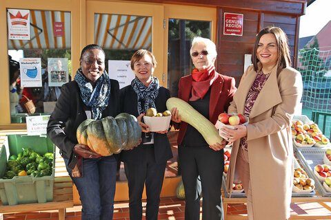 Im Bio-Hofladen der LWFS werden von der Schule hergestellte Produkte verkauft.  v.l. Dr. Auma Obama, Leiterin der Sauti Kuu Foundation, Doris Schmidauer, Schirmherrin der Sauti Kuu Foundation, Dir.in Prof. Ing. Eva Ackerl Bed MA MSc, LH-Stv.in Mag.a Astrid Eisenkopf