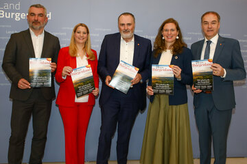 Landesrat Heinrich Dorner gemeinsam mit Landesrätin Daniela Winkler, Landeshauptmann Hans Peter Doskozil, Landeshauptmann-Stellvertreterin Anja Haider-Wallner und Landesrat Leonhard Schneemann bei der Präsentation des Rechenschaftsberichtes.