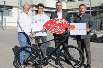 HTL-Lehrer Gert Rivalta, Benjamin Kälz, Landesrat Heinrich Dorner und HTL-Direktor Thomas Schober (v.l.).