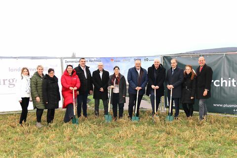 Demenzzentrum Rechnitz_02: Landeshauptmann Hans Peter Doskozil, Bischof Ägidius J. Zsifkovics und Landesrat Leonhard Schneemann mit den Vertretern der Caritas, der Gemeinde und SOWO Burgenland sowie dem Architekten Alexander Mayer-Niepel beim Spatenstich für das neue Demenzzentrum.