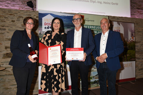 Dorferneuerungspreis 2023 Kategorie 1 (v.l.): Mag.a Marlene Hrabanek-Bunyai, Bakk.techn.,MA, GF Verein „Unser Dorf“, Landeshauptmann-Stellvertreterin Mag.a Astrid Eisenkopf, Preisträger Landschaftsarchitekt Dipl.-Ing. Heinz Gerbl und dem Oberwarter Vizebürgermeister Michael Leitgeb