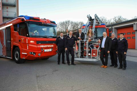 Landesfeuerwehrdirektor Sven Karner, Landesfeuerwehrkommandant Franz Kropf, Feuerwehrreferent Landesrat Heinrich Dorner, Landeshauptmann-Stellvertreterin Anja Haider-Wallner, Landeshauptmann Hans Peter Doskozil, Landesfeuerwehrkommandant-Stellvertreter Martin Reidl und Landesfeuerwehrkommandant-Stellvertreter Harald Josef Nakovich