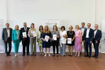Landesrätin Daniela Winkler (2.v.l.) und Bildungsdirektor Alfred Lehner (links im Bild) übergaben Lehrkräften aus dem Nordburgenland, die einen neuen Berufstitel erhielten, ihre Dekrete.