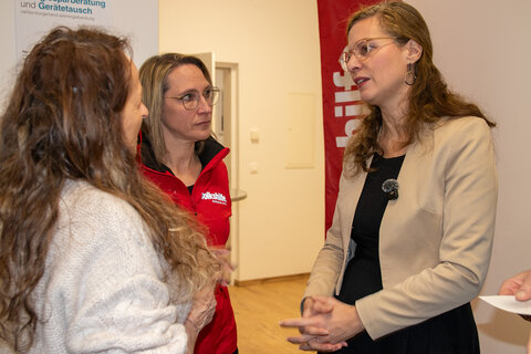 Landeshauptmann-Stellvertreterin Anja Haider-Wallner und Soziallandesrat Dr. Leonhard Schneemann mit Caritas-Burgenland-Direktorin Mag.a Melanie Balaskovics MA, Direktorin Caritas Burgenland und Cornelia Halper, Projektleiterin bei der Volkshilfe Burgenland.
