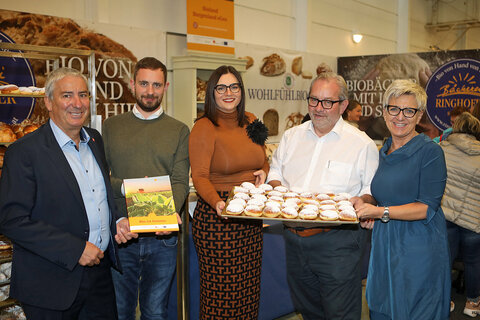 Landeshauptmann-Stv. Mag.a Astrid Eisenkopf (3.v.l.) mit Oberwarts Vizebürgermeister Michael Leitgeb, Paul Schlögel, Bäckermeister Günter Ringhofer (Bäckerei Ringhofer aus Pinkafeld) und Landtagsabgeordnete Doris Prohaska) (v.l.).