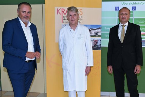Landeshauptmann Hans Peter Doskozil, Aufsichtsratsvorsitzender der KRAGES, Primarius Dr. Wilfried Horvath, Ärztlicher Direktor des KH Güssing, und Mag. Hubert Eisl, MBA, Geschäftsführer der KRAGES